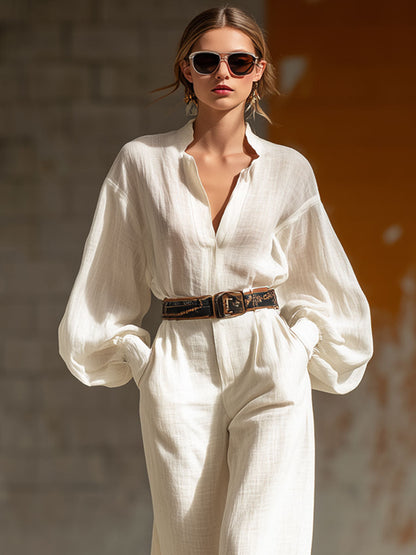 Mono vintage blanco de algodón y lino con mangas largas, cordones y pernera ancha