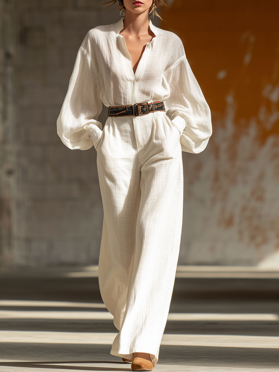 Mono vintage blanco de algodón y lino con mangas largas, cordones y pernera ancha