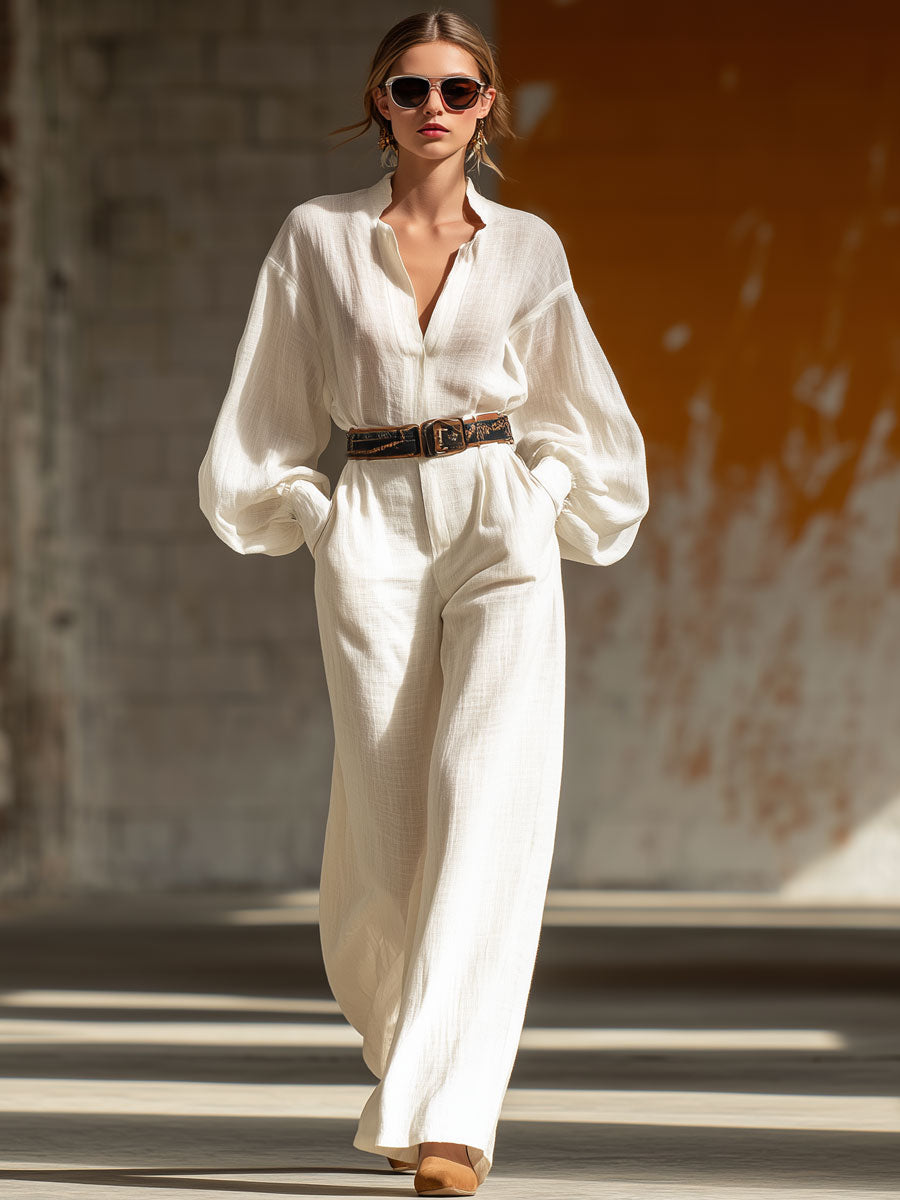 Mono vintage blanco de algodón y lino con mangas largas, cordones y pernera ancha